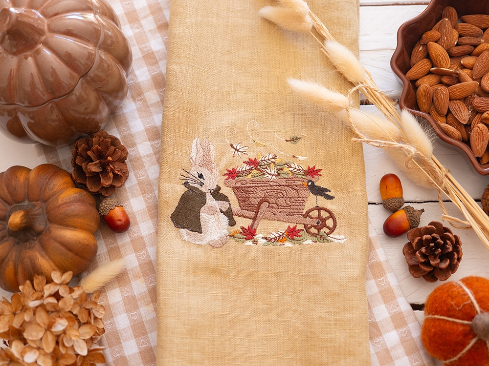 Tea Towel - Peter ramasse les feuilles mortes